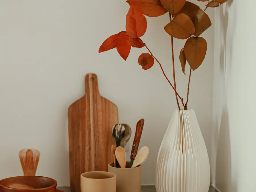 簡潔的家居廚房一角,木砧板和木製廚具 A calm home kitchen corner with wooden boards and utensils